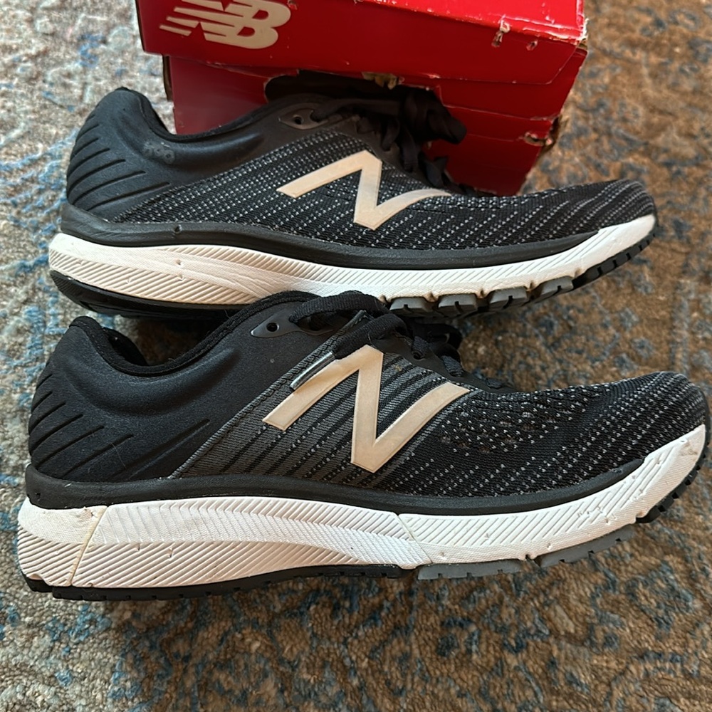 New Balance Black Women's 860K Running Shoes - Picture 5 of 9
